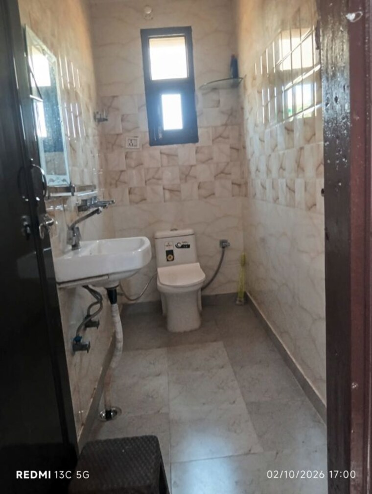 Bathroom, rohini sector 25 2 Bedroom 400 Sq.Ft. Builder Floor In Rohini Sector 25 Delhi 10724343