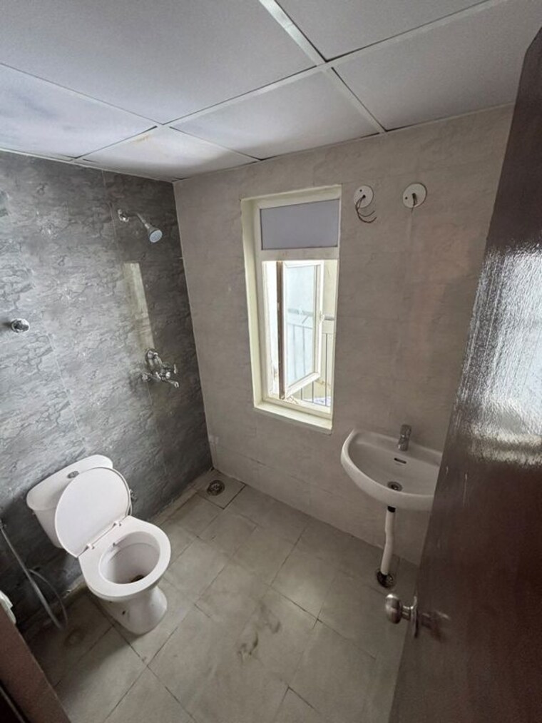 Bathroom, amrapali-verona-heights-phase-ii 2 Bedroom 975 Sq.Ft. Apartment In Amrapali Leisure Valley Greater Noida 10724393