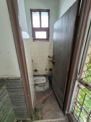 Washroom in 2.5 BHK Builder Floor at Mayur Vihar – for Rent