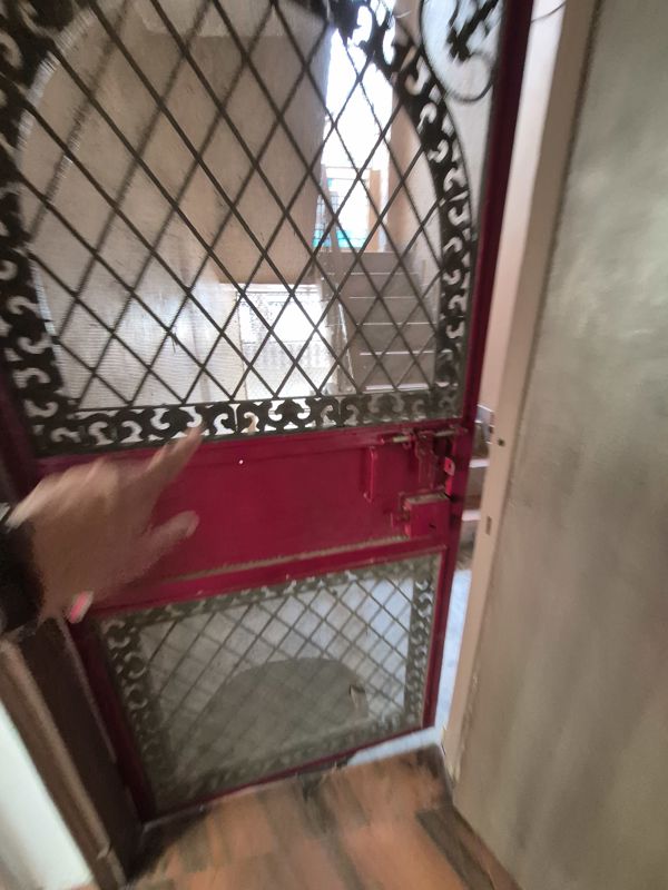 Furnished Amenities in 2.5 BHK Builder Floor at Mayur Vihar – for Rent
