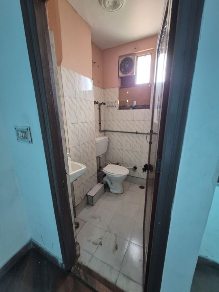Attached Bathroom, mayur vihar 2.5 Bedroom 750 Sq.Ft. Builder Floor In Mayur Vihar Delhi 10724419