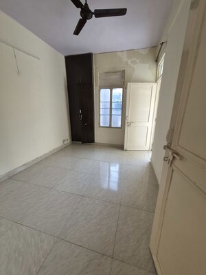 Hall in 2.5 BHK Apartment at Mayur Vihar – for Rent