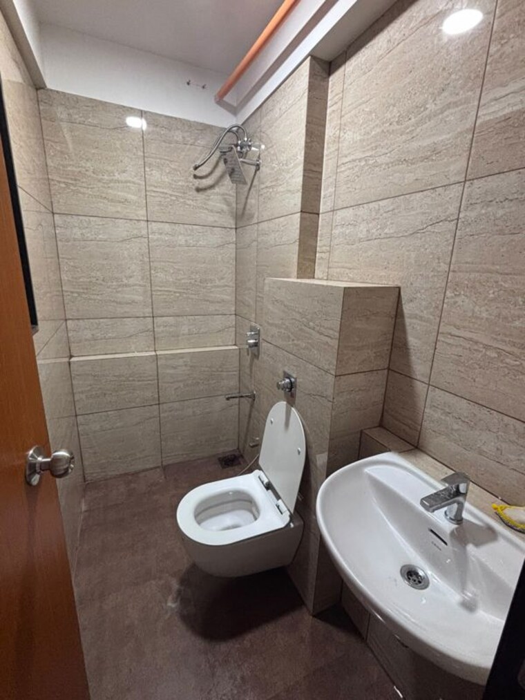 Bathroom, chandak-34-park-estate 2 Bedroom 617 Sq.Ft. Apartment In Goregaon West Mumbai 10724471