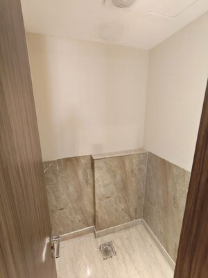 Bathroom in 3.5 BHK Apartment at Ambience Tiverton, Sector 50 – for Rent