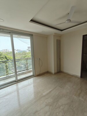 Room in 3.5 BHK Apartment at Ambience Tiverton, Sector 50 – for Rent