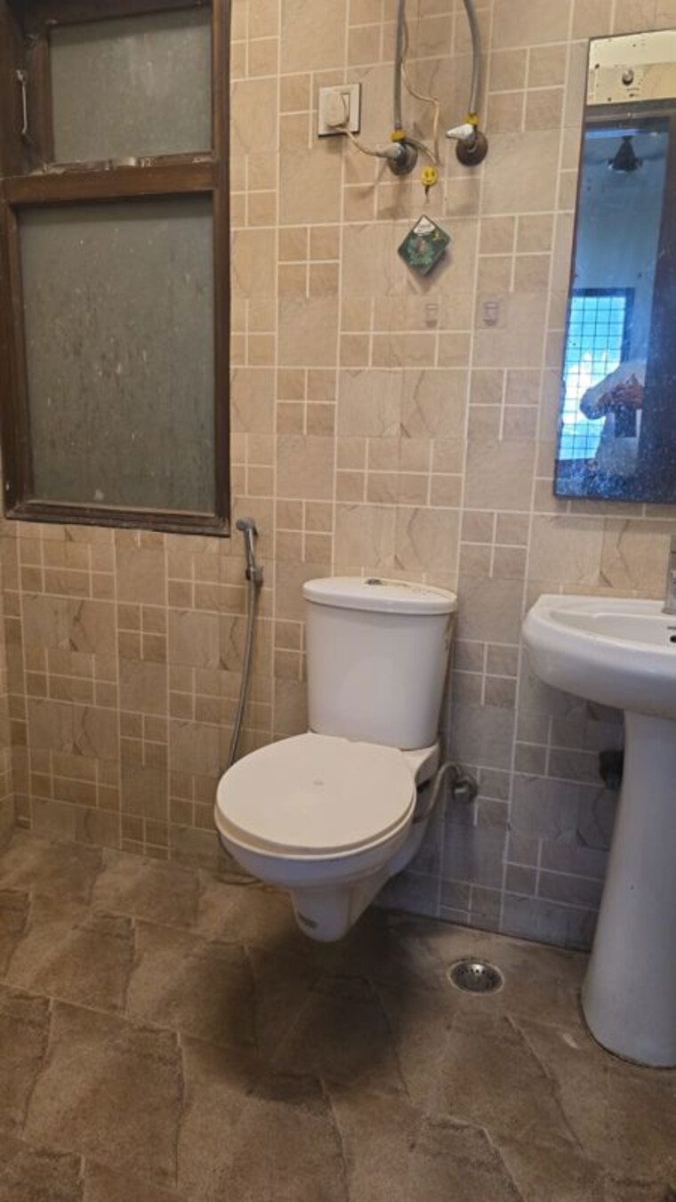 Bathroom, sushant lok i 3 Bedroom 250 Sq.Yd. Builder Floor In Sushant Lok I Gurgaon 10722819