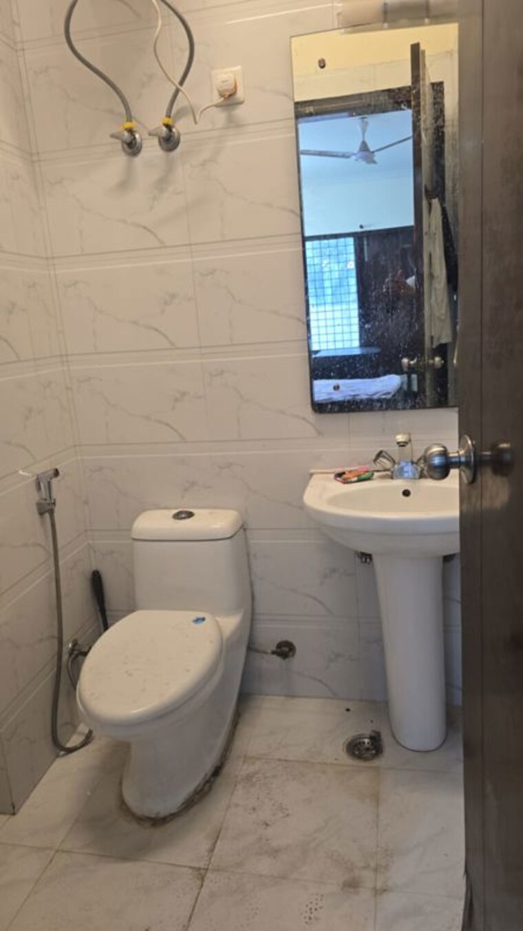 Bathroom, sushant lok i 3 Bedroom 250 Sq.Yd. Builder Floor In Sushant Lok I Gurgaon 10722819