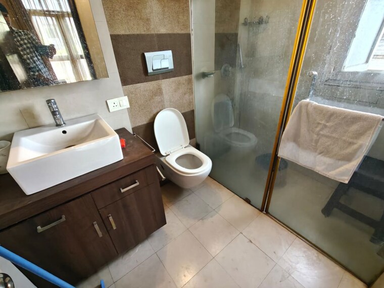 Bathroom, hauz khas 2 Bedroom 2000 Sq.Ft. Builder Floor In Hauz Khas Delhi 10724538