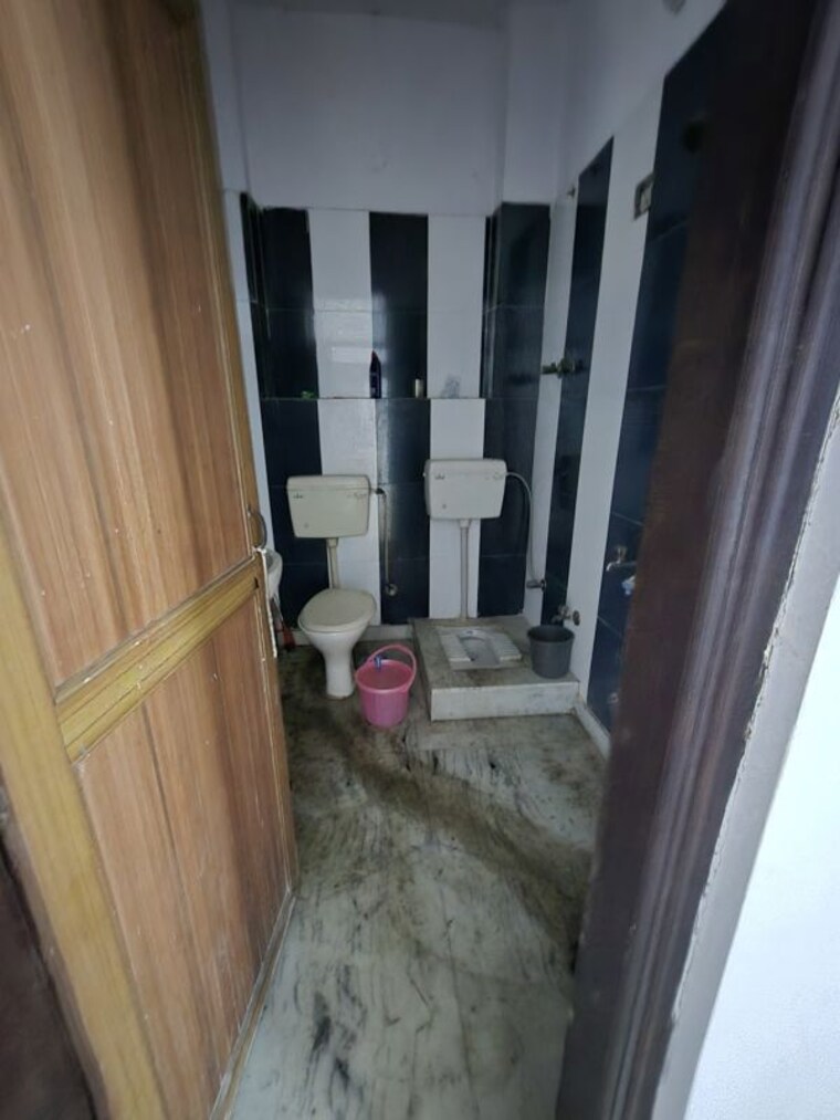 Attached Bathroom, mayur vihar Commercial Shop 250 Sq.Ft. In Mayur Vihar Delhi 10724579