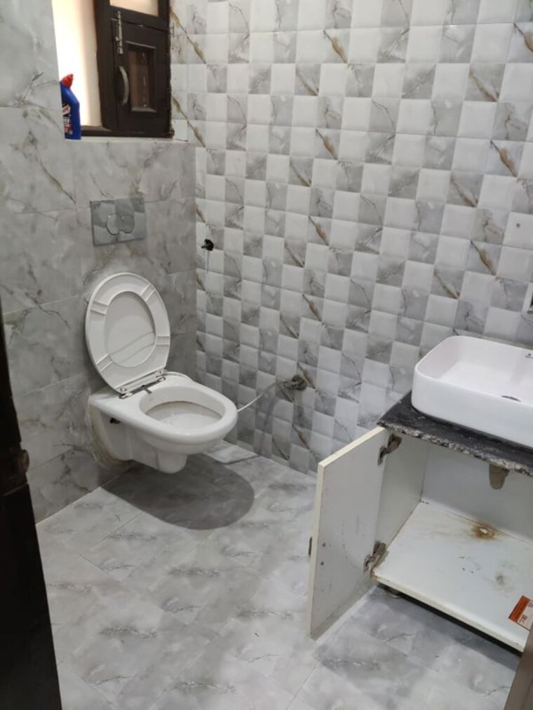 Bathroom, motia-blue-ridge 3 Bedroom 1200 Sq.Ft. Builder Floor In Dhakoli Zirakpur 10724600