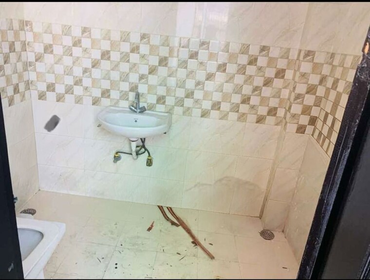 Bathroom, sector 37 greater noida 2 Bedroom 1290 Sq.Ft. Builder Floor In Sector 37 Greater Noida Greater Noida 10724594