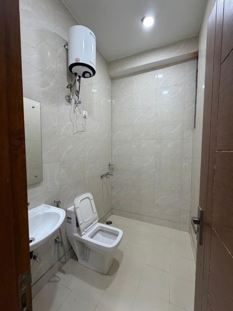 Bathroom, chittaranjan park 3 Bedroom 160 Sq.Yd. Builder Floor In Chittaranjan Park Delhi 10722804