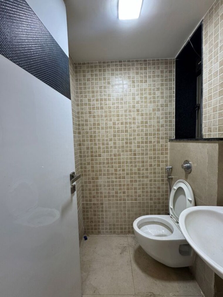 Bathroom, lodha-splendora 1 Bedroom 450 Sq.Ft. Apartment In Ghodbunder Road Thane 10724629