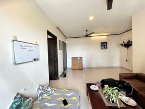 Room in 2.5 BHK Apartment at Hubtown Hill Crest, Andheri East – for Rent