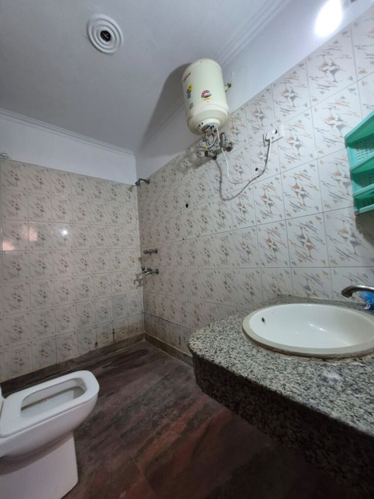Bathroom, freedom fighters enclave 3 Bedroom 500 Sq.Ft. Apartment In Freedom Fighters Enclave Delhi 10724707