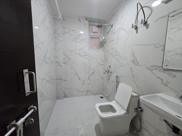 Bathroom, vasant kunj 3 Bedroom 2000 Sq.Ft. Builder Floor In Vasant Kunj Delhi 10724827