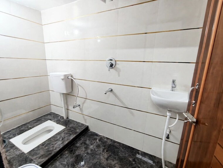 Bathroom, hari nagar colony 3 Bedroom 1350 Sq.Ft. Apartment In Hari Nagar Colony Varanasi 10724840