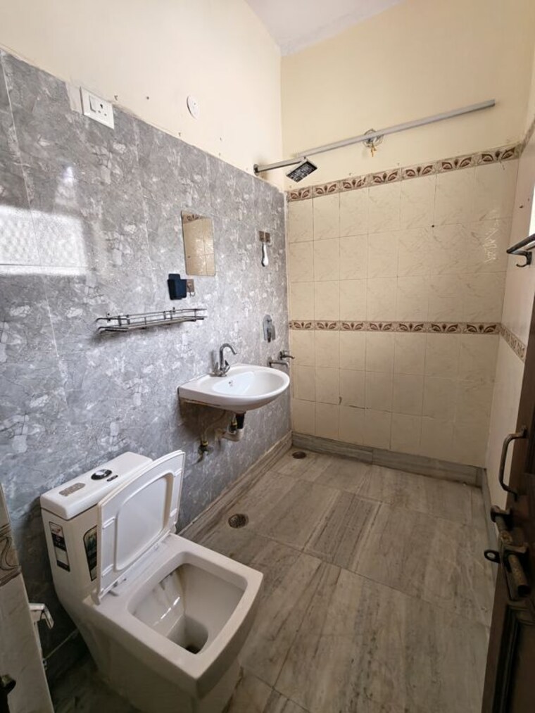 Bathroom, sector 37 3 Bedroom 1600 Sq.Ft. Builder Floor In Sector 37 Faridabad 10724923
