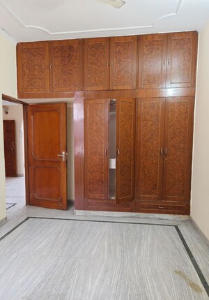 Room in 3 BHK Builder Floor at Sector 37 – for Rent