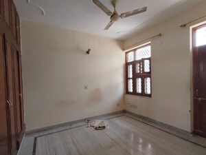 Room in 3 BHK Builder Floor at Sector 37 – for Rent