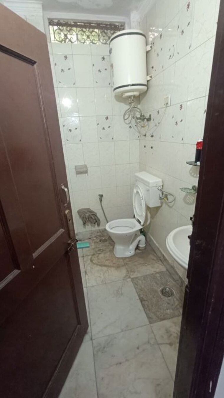 Bathroom, malviya nagar 1 Bedroom 600 Sq.Ft. Builder Floor In Malviya Nagar Delhi 10724960