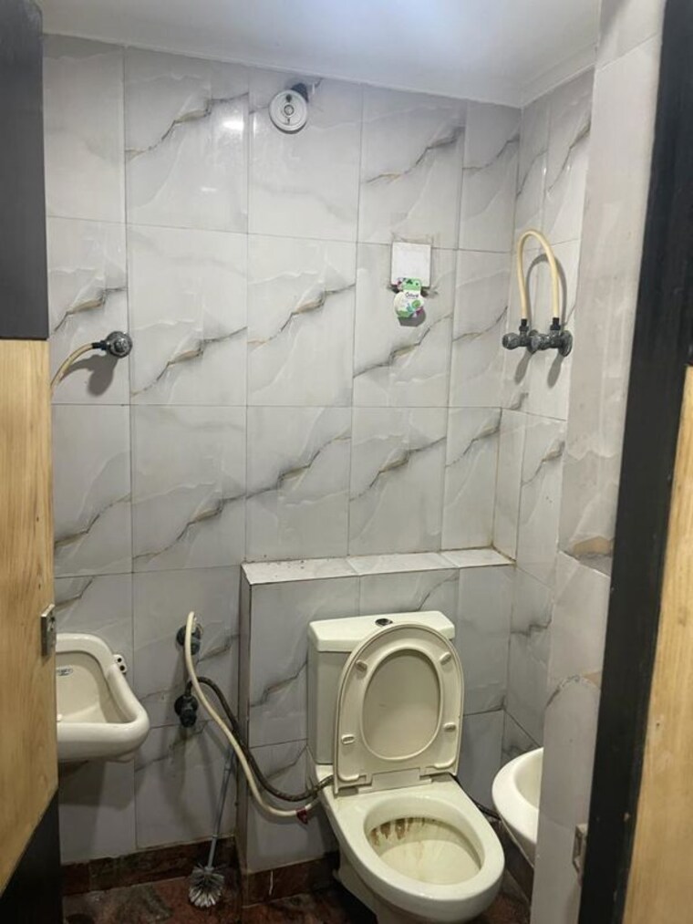 Bathroom, uttam nagar Commercial Office Space 150 Sq.Yd. In Uttam Nagar Delhi 10724991