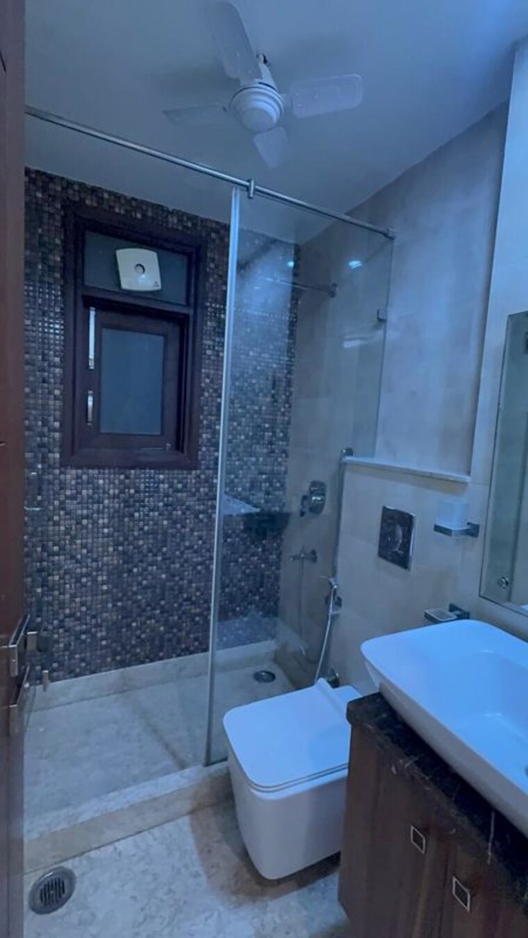 Bathroom, nehru enclave 3 Bedroom 1850 Sq.Ft. Builder Floor In Nehru Enclave Delhi 10725027