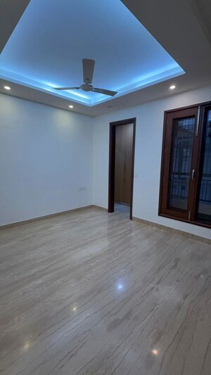 Room in 3 BHK Builder Floor at Nehru Enclave – for Rent