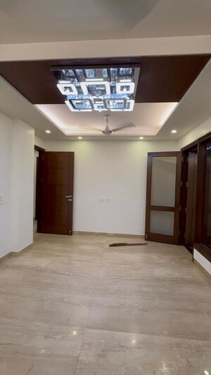 Room in 3 BHK Builder Floor at Nehru Enclave – for Rent