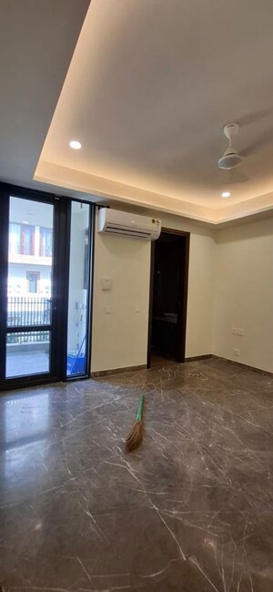 Room in 3 BHK Builder Floor at South Extension ii – for Rent