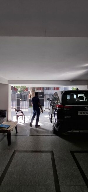 Parking in 3 BHK Builder Floor at South Extension ii – for Rent