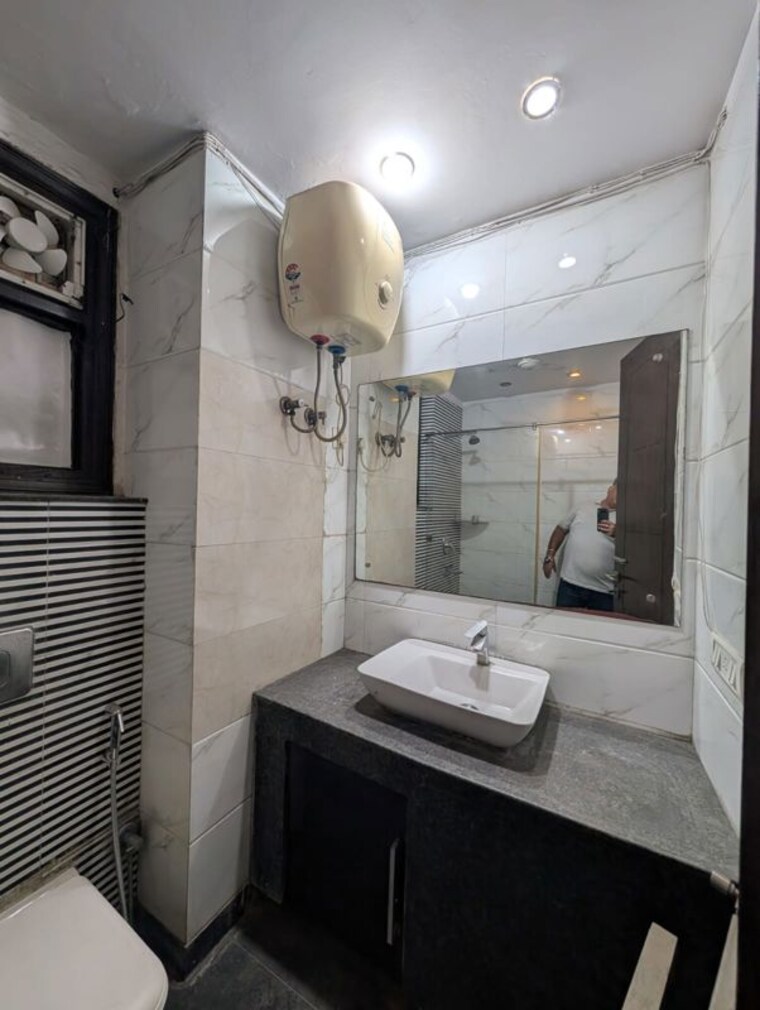 Bathroom, lajpat nagar i 1 Bedroom 800 Sq.Ft. Builder Floor In Lajpat Nagar I Delhi 10725065