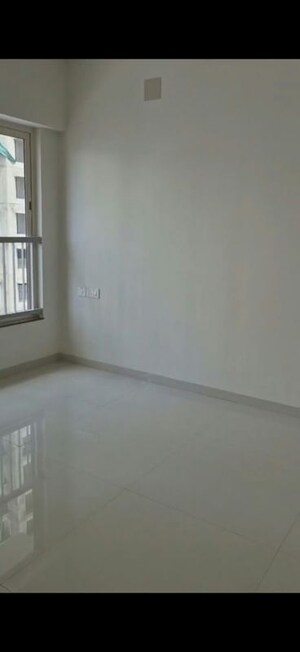 Room in 2 BHK Apartment at Kalpataru Vivant, Jogeshwari East – for Rent