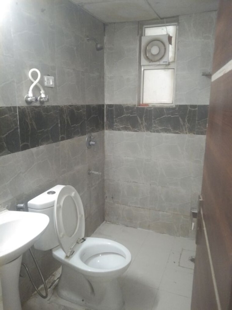 Bathroom, supertech-eco-village-ii 3 Bedroom 1545 Sq.Ft. Apartment In Sector 16b Greater Noida Greater Noida 10725181