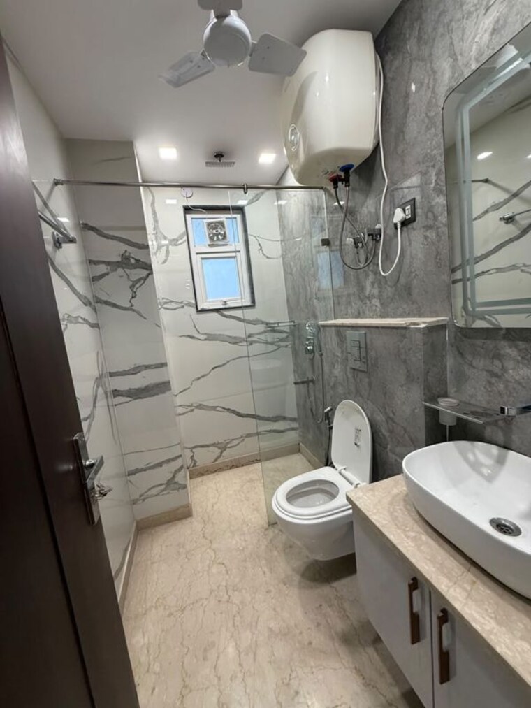 Bathroom, kalkaji 3 Bedroom 200 Sq.Yd. Builder Floor In Kalkaji Delhi 10725191