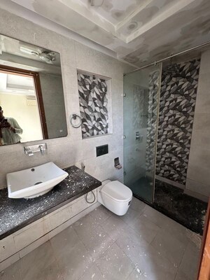 Team Area in 3 BHK Builder Floor at Sarvodaya Enclave – for Rent