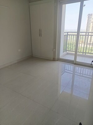 Room in 3 BHK Apartment at Eldeco Live By The Greens, Sector 150 – for Rent