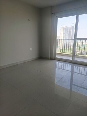 Room in 3 BHK Apartment at Tata Eureka Park, Sector 150 – for Rent
