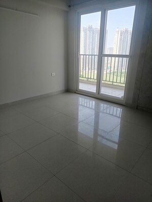 Room in 3 BHK Apartment at Tata Eureka Park, Sector 150 – for Rent