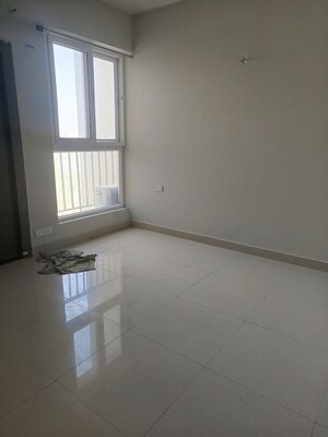 Room in 3 BHK Apartment at Tata Eureka Park, Sector 150 – for Rent