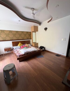 Furnished Amenities in 4 BHK Apartment at DLF The Belaire, Sector 54 – for Rent