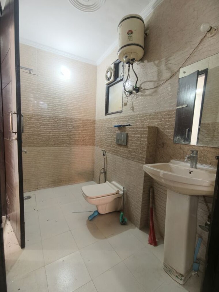 Bathroom, chattarpur 3 Bedroom 1200 Sq.Ft. Builder Floor In Chattarpur Delhi 10725521