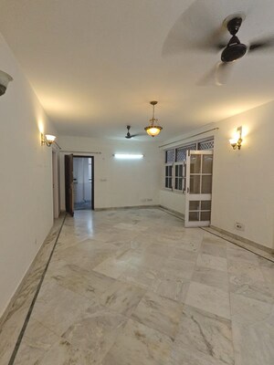 Room in 3 BHK Apartment at Craft Destination 43, Sector 43 – for Rent
