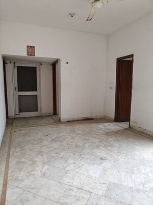 Room in 2 BHK Builder Floor at Palam Vihar – for Rent