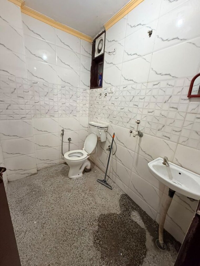 Bathroom, saket 3 Bedroom 15000 Sq.Ft. Apartment In Saket Delhi 10725798