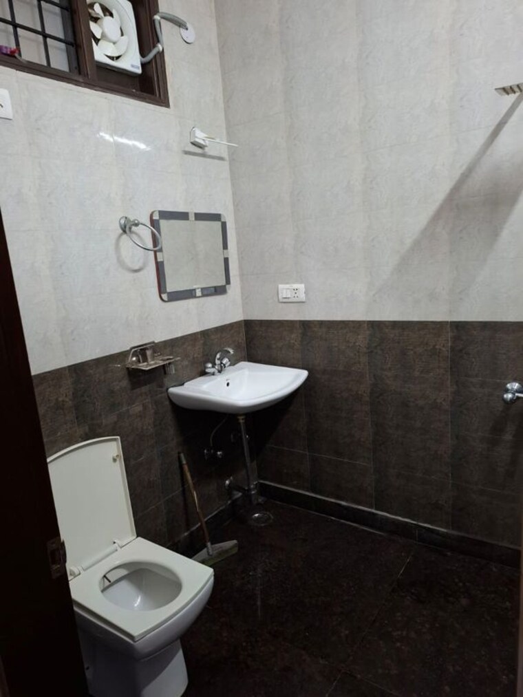 Bathroom, indrapuram 2 Bedroom 950 Sq.Ft. Builder Floor In Indrapuram Ghaziabad 10725823