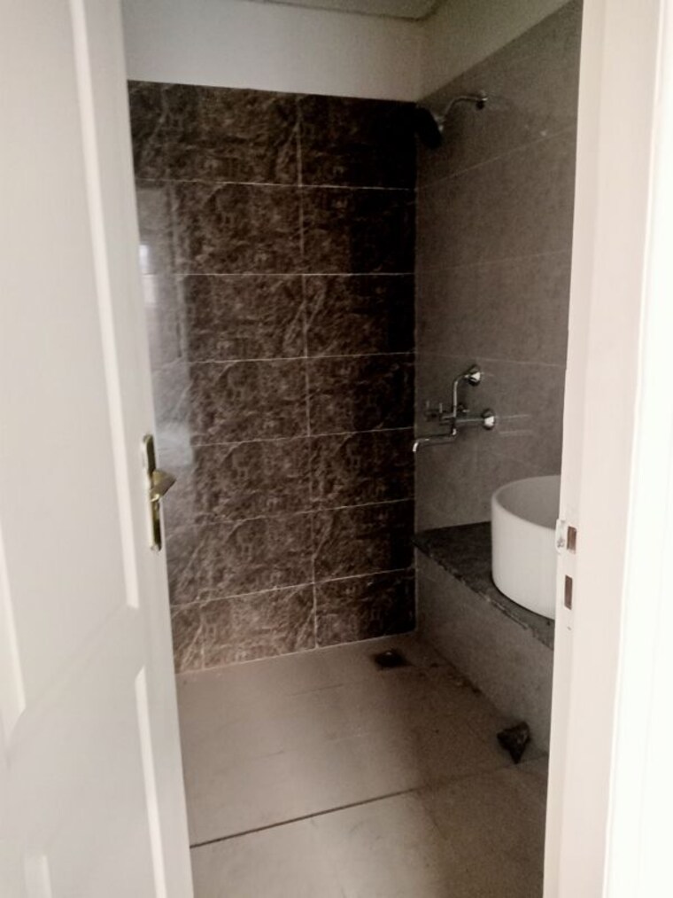 Bathroom, sushma-valencia 3 Bedroom 250 Sq.Yd. Apartment In International Airport Road Zirakpur 10725919