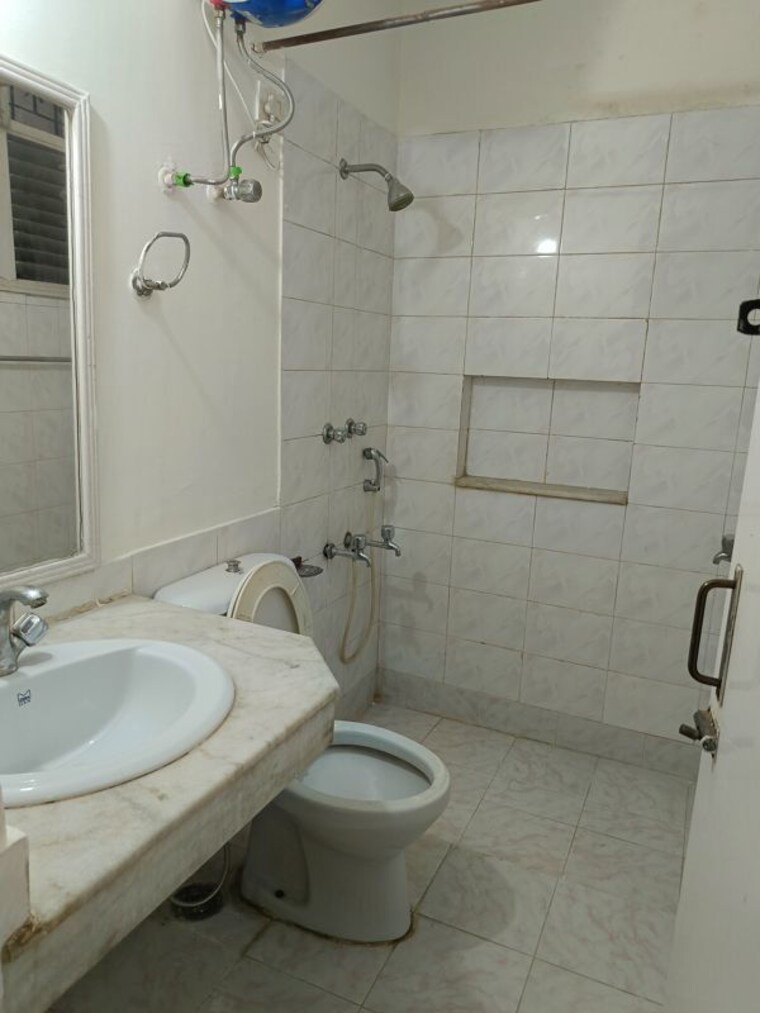 Bathroom, unitech-south-city-ii 2.5 Bedroom 1100 Sq.Ft. Builder Floor In Sector 50 Gurgaon 10725973