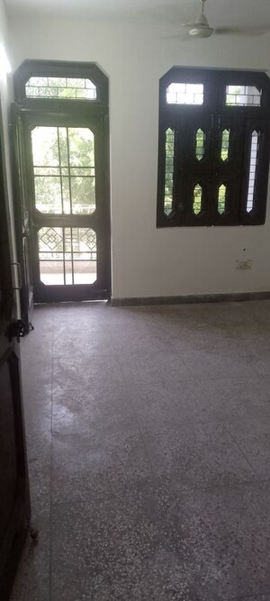 Room in 1.5 BHK Builder Floor at Spring Field, Sector 31 – for Rent
