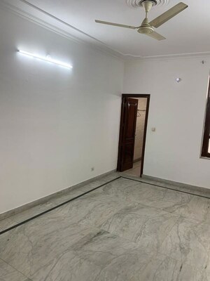 Room in 3 BHK Independent House at Sector 31 – for Rent